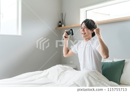 男玩家在家臥室玩遊戲（笑） 115755713
