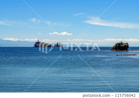 [Wakinosawa Taijima, Shimokita Peninsula, Aomori Prefecture] The uninhabited island that resembles a sea bream in the Shimokita Geopark is called Taijima. 115756042