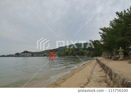 從安藝宮島的西松原眺望，可以看到嚴島神社的大鳥居。 115756200