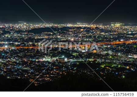 從湯山片江展望台看到的福岡市夜景 從湯山片江展望台看到的福岡市夜景 115756459