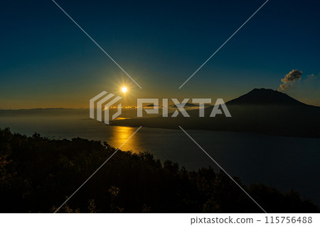 從寺山公園展望台看到的櫻島和日出（鹿兒島市） 115756488