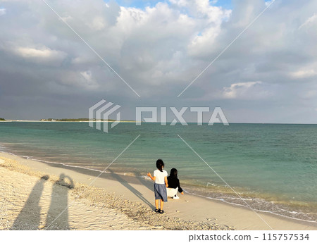 孩子們玩耍的寧靜海濱風景 115757534
