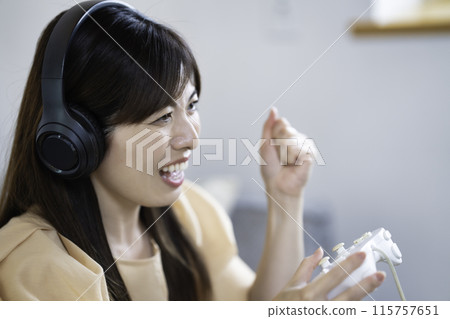 一位熱愛遊戲的中年婦女 115757651