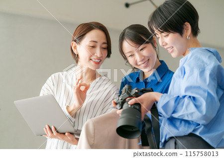 Women discussing a photo shoot 115758013
