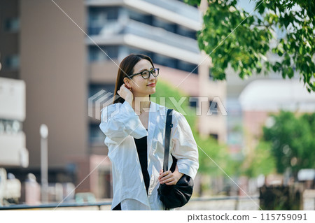 Young woman commuting 115759091