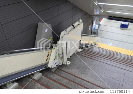 無障礙地鐵樓梯 可供輪椅上下的電梯 無障礙地鐵樓梯 可供輪椅上下的電梯 115760114