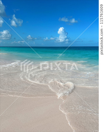 Wave making a shape of a heart on the sand 115761609
