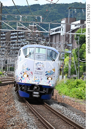 關西機場特急Haruka在東海道本線山崎曲線上平穩運行 關西機場特急Haruka在東海道本線山崎曲線上平穩運行 115761703