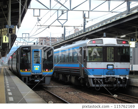 松山站為地上車站時，2000 系列宇和海號電車與基波 185 系列本地列車便在此排隊。 115762169