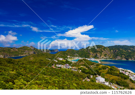 小笠原群島、父島、三日月山展望台的壯麗景色 小笠原群島、父島、三日月山展望台的壯麗景色 115762626
