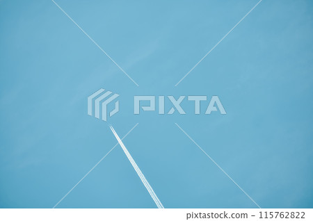 在藍天的飛機雲彩 115762822