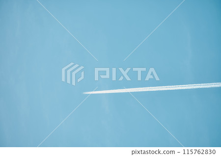 在藍天的飛機雲彩 115762830