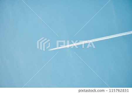 在藍天的飛機雲彩 115762831