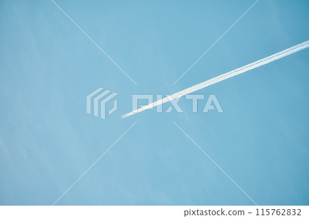 在藍天的飛機雲彩 115762832