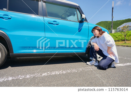 女子將頭抱在車前，爆胎麻煩 115763014