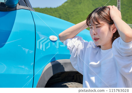 女子將頭抱在車前，爆胎麻煩 115763028