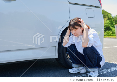 女子將頭抱在車前,爆胎麻煩 女子將頭抱在車前,爆胎麻煩 115763059