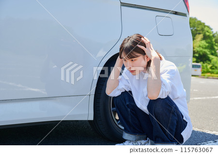 女子將頭抱在車前，爆胎麻煩 115763067