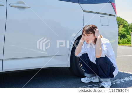 女子將頭抱在車前，爆胎麻煩 115763074