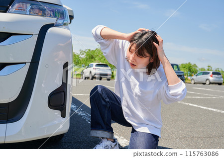 女子將頭抱在車前,爆胎麻煩 女子將頭抱在車前,爆胎麻煩 115763086