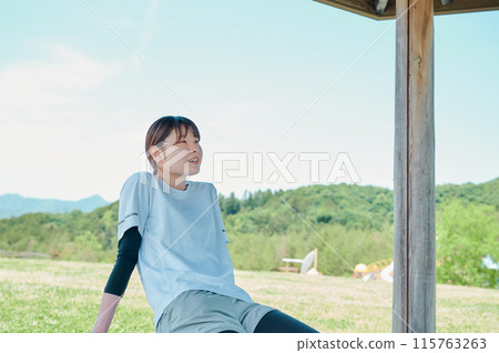 在公園運動的女性、運動服、健康 115763263