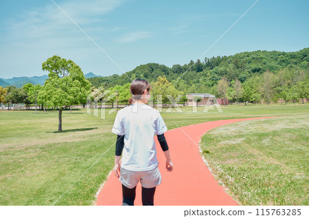 在公園運動的女性、運動服、健康 在公園運動的女性、運動服、健康 115763285