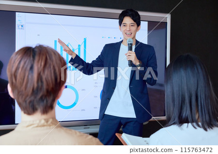 Business people giving a presentation in a conference room 115763472