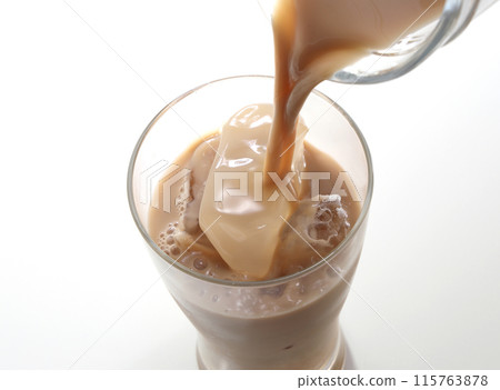 奶茶倒入玻璃杯中 115763878