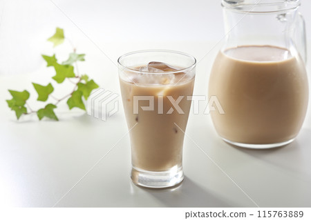 奶茶倒入玻璃杯中 115763889