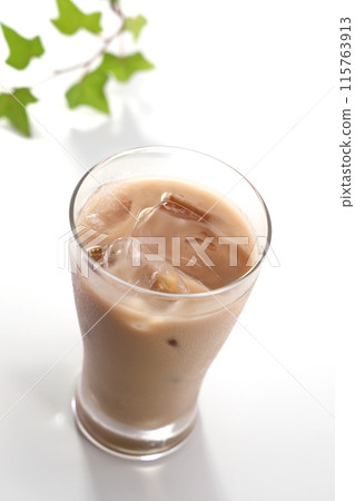 Milk tea poured into a glass Milk tea poured into a glass 115763913