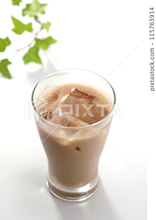 Milk tea poured into a glass 115763914