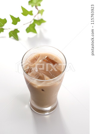 奶茶倒入玻璃杯中 115763923