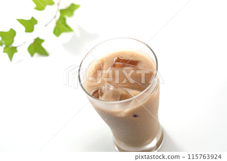 奶茶倒入玻璃杯中 115763924