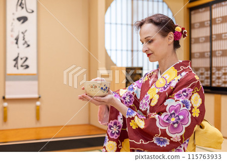 Foreign female tourists in kimonos enjoying a tea ceremony experience 115763933