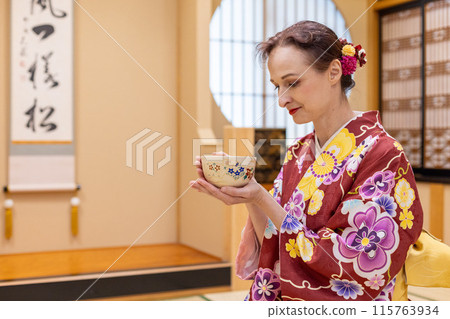 Foreign female tourists in kimonos enjoying a tea ceremony experience 115763934