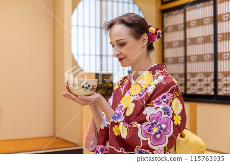 身著和服的外國女遊客享受茶道體驗 115763935