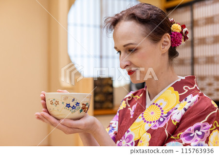 身著和服的外國女遊客享受茶道體驗 115763936