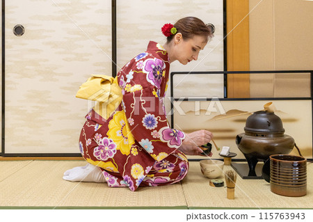Foreign female tourists in kimonos enjoying a tea ceremony experience 115763943