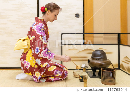 身著和服的外國女遊客享受茶道體驗 115763944