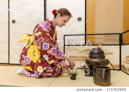 Foreign female tourists in kimonos enjoying a tea ceremony experience 115763949