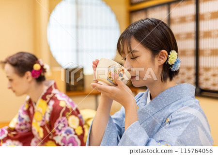 外國女遊客與身著和服的日本女性享受茶道體驗 115764056