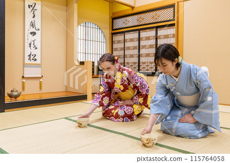 Foreign female tourists and Japanese women in kimonos enjoying a tea ceremony experience 115764058