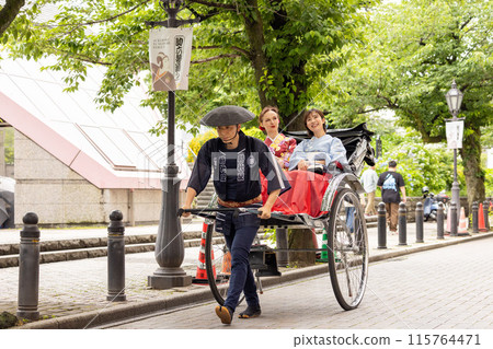 A foreign woman and a Japanese woman in kimono sightseeing in Asakusa on a rickshaw 115764471