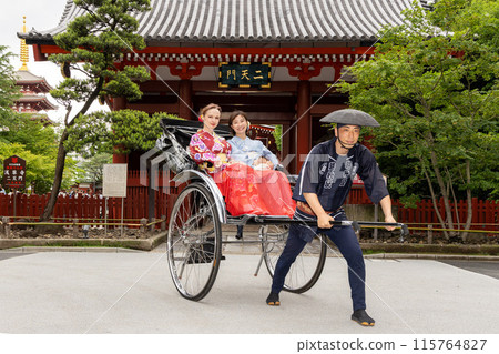 外國女遊客與身著和服的日本婦女乘坐人力車在淺草寺二天門前觀光 115764827