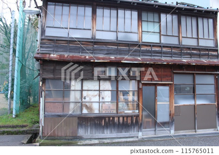 Row of houses in Kanazawa 115765011