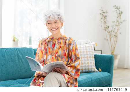 在客廳裡放鬆的高級女子 在客廳裡放鬆的高級女子 115765449