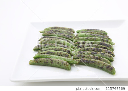白色方盤上的烤豌豆 白色方盤上的烤豌豆 115767569