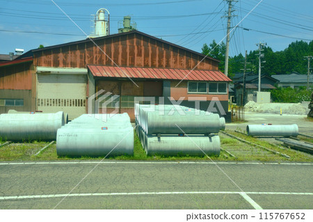 從JR東日本越後線刈輪站到寺泊站的車窗看到的景色(2022年夏季) 從JR東日本越後線刈輪站到寺泊站的車窗看到的景色(2022年夏季) 115767652