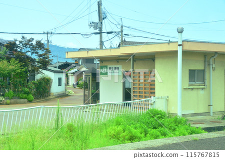View from the train window from Teradomari Station to Yoshida Station on the JR East Echigo Line (Summer 2022) 115767815