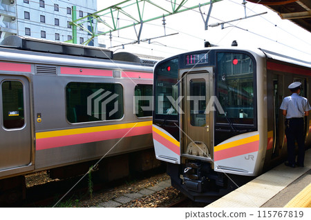 從JR東日本越後線寺泊站到吉田站的車窗看到的景色(2022年夏季) 從JR東日本越後線寺泊站到吉田站的車窗看到的景色(2022年夏季) 115767819